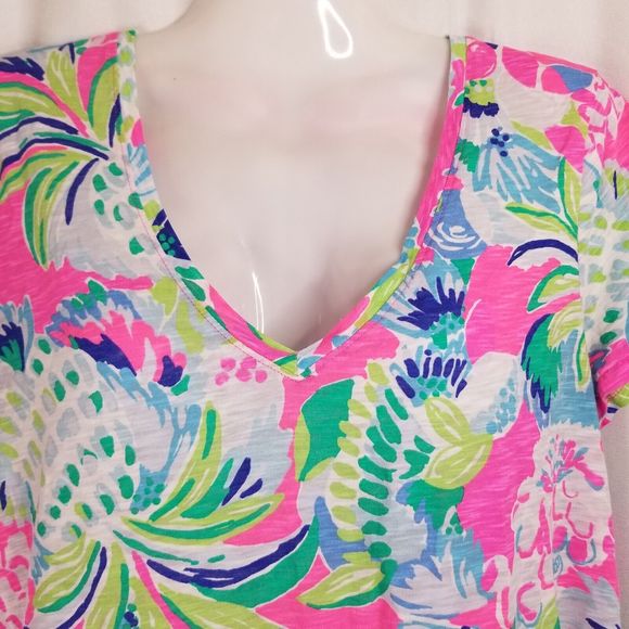 Lily Pulitzer Tropical Pineapple Design Pink Women's Top V-Neck Classic Lily - Picture 4 of 8